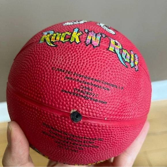 Vintage Chuck E Cheese Mini Basketball CEC Entertainment ROCK 'N' ROLL 5" RED - Picture 3 of 4